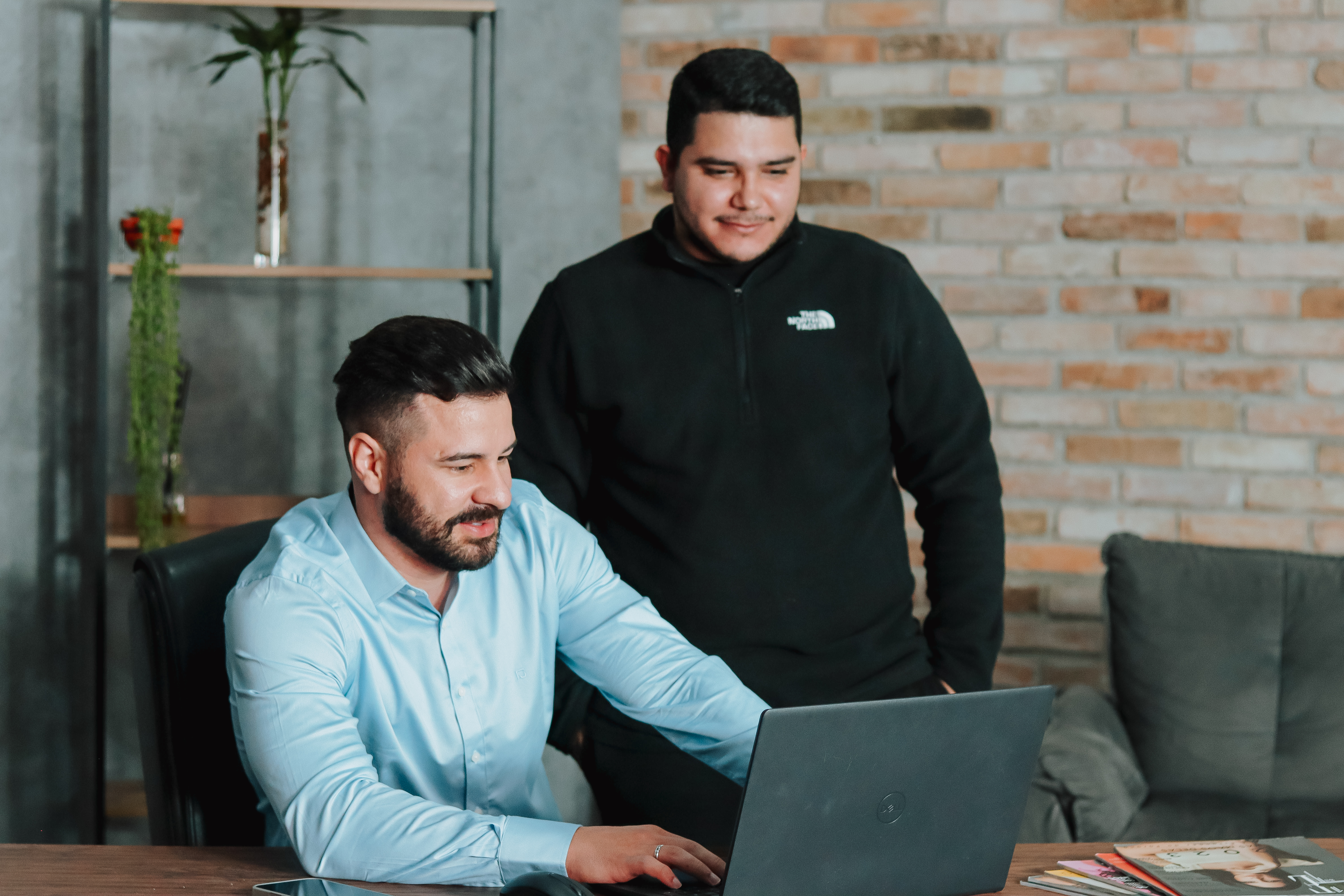 Diego da Cruz e Marcelo Ribeiro, contadores da Skill Assessoria Contábil, atendendo um cliente